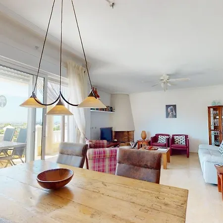 Immaculate With Sea Views! Ferienhaus